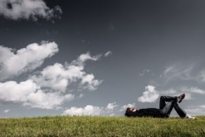草むらに寝転ぶ男性